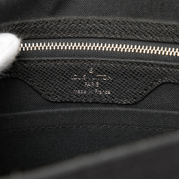Pre-Loved Louis Vuitton Taiga Alexei Messenger